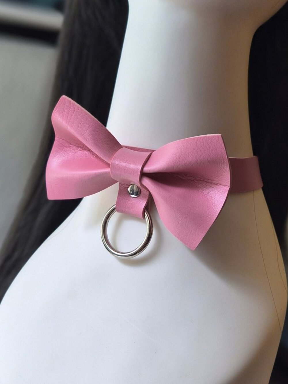 Pink fake leather choker/fashion collar with bow and small metal ring